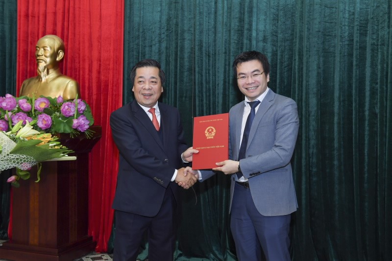 SBV Deputy Governor Nguyen Kim Anh hands over the Decision to Mr. Dang Duy Cuong