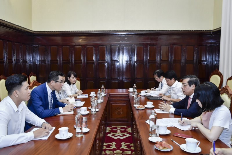 Deputy Governor Nguyen Kim Anh talks with Mr. Loh Nee Thiam Harry - CEO of UOB (Vietnam)