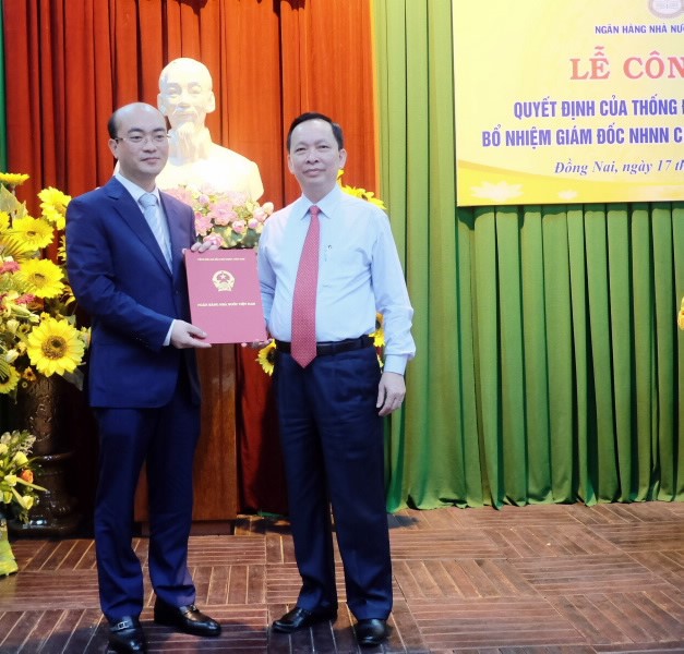 SBV Deputy Governor Dao Minh Tu hands over the Appointment Decision to Mr. Ta Thanh Long