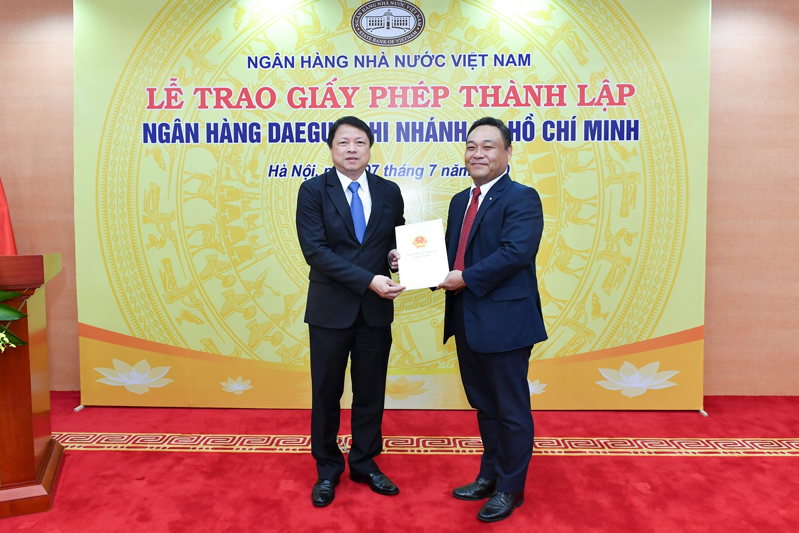 Thừa ủy quyền của Thống đốc NHNN Quyền Chánh TTGSNH Nguyễn Văn Du trao Giấy phép cho Ngân hàng Daegu – Chi nhánh TP. Hồ Chí Minh