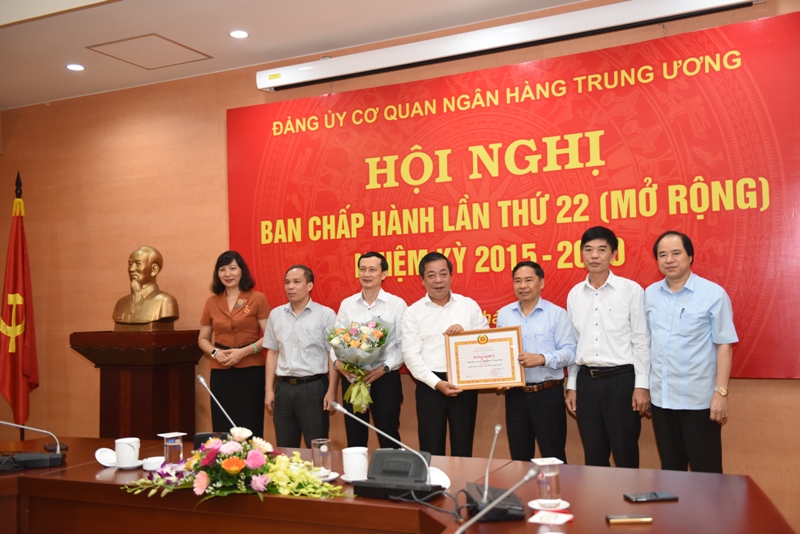 Đảng bộ cơ quan NHTW đón nhận Bằng khen của Đảng ủy Khối các cơ quan Trung ương