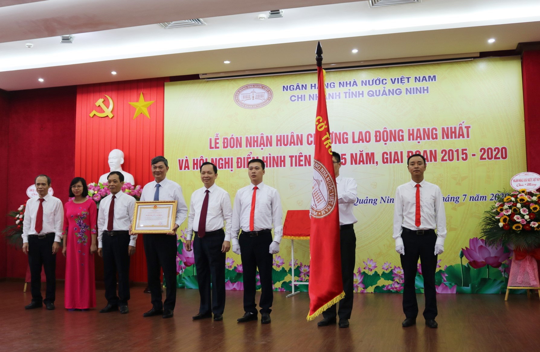 Ban lãnh đạo NHNN Chi nhánh Quảng Ninh đón nhận Huân chương Lao động hạng Nhất