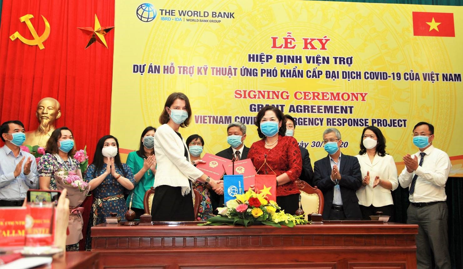 Under the authorization of the President of the Socialist Republic of Vietnam, SBV Deputy Governor Nguyen Thi Hong signed the Agreement together with Mrs. Stephanie Stallmeister - Acting Country Director for the World Bank in Vietnam.