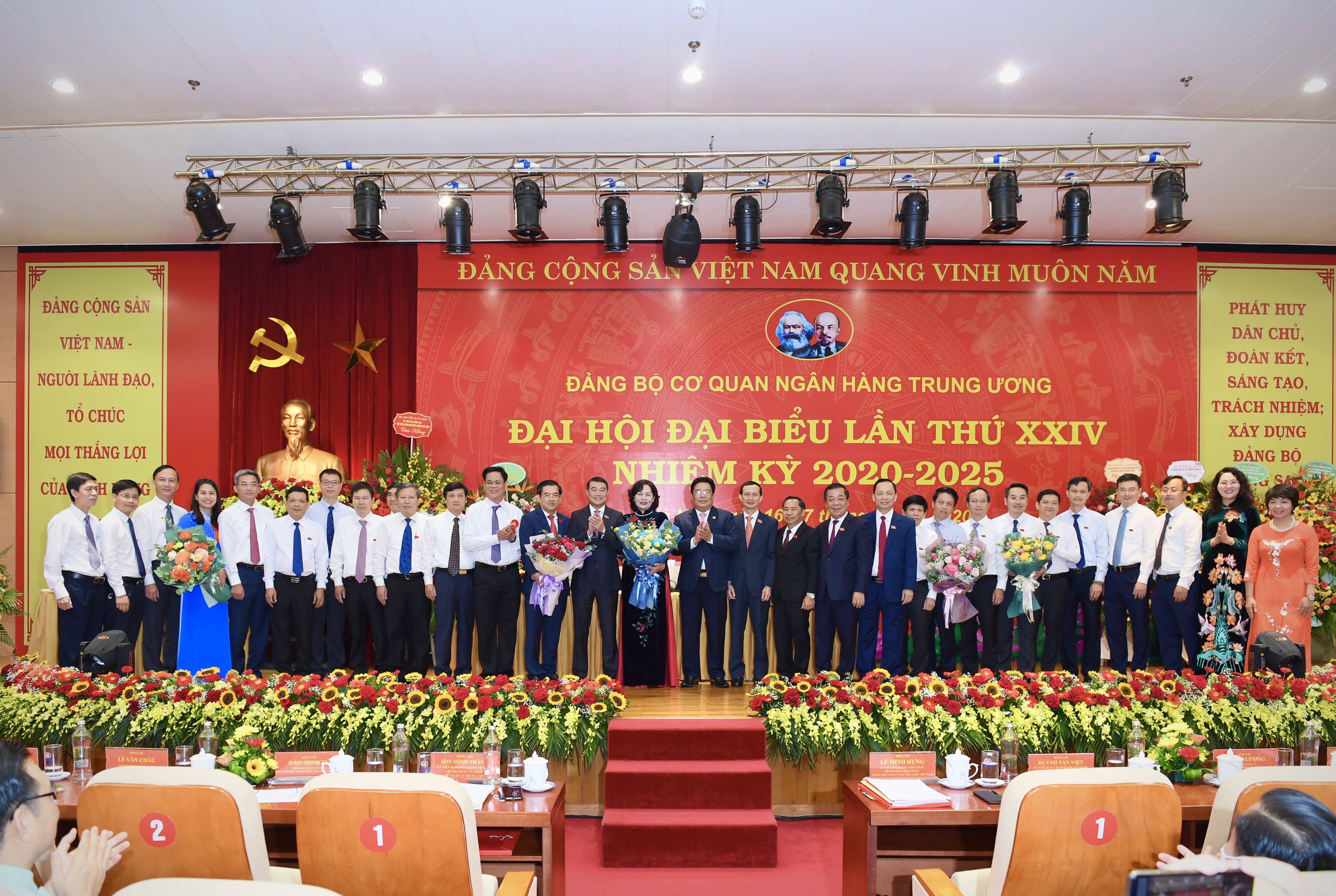 Ban Chấp hành Đảng bộ cơ quan NHTW nhiệm kỳ 2020-2025 ra mắt Đại hội
