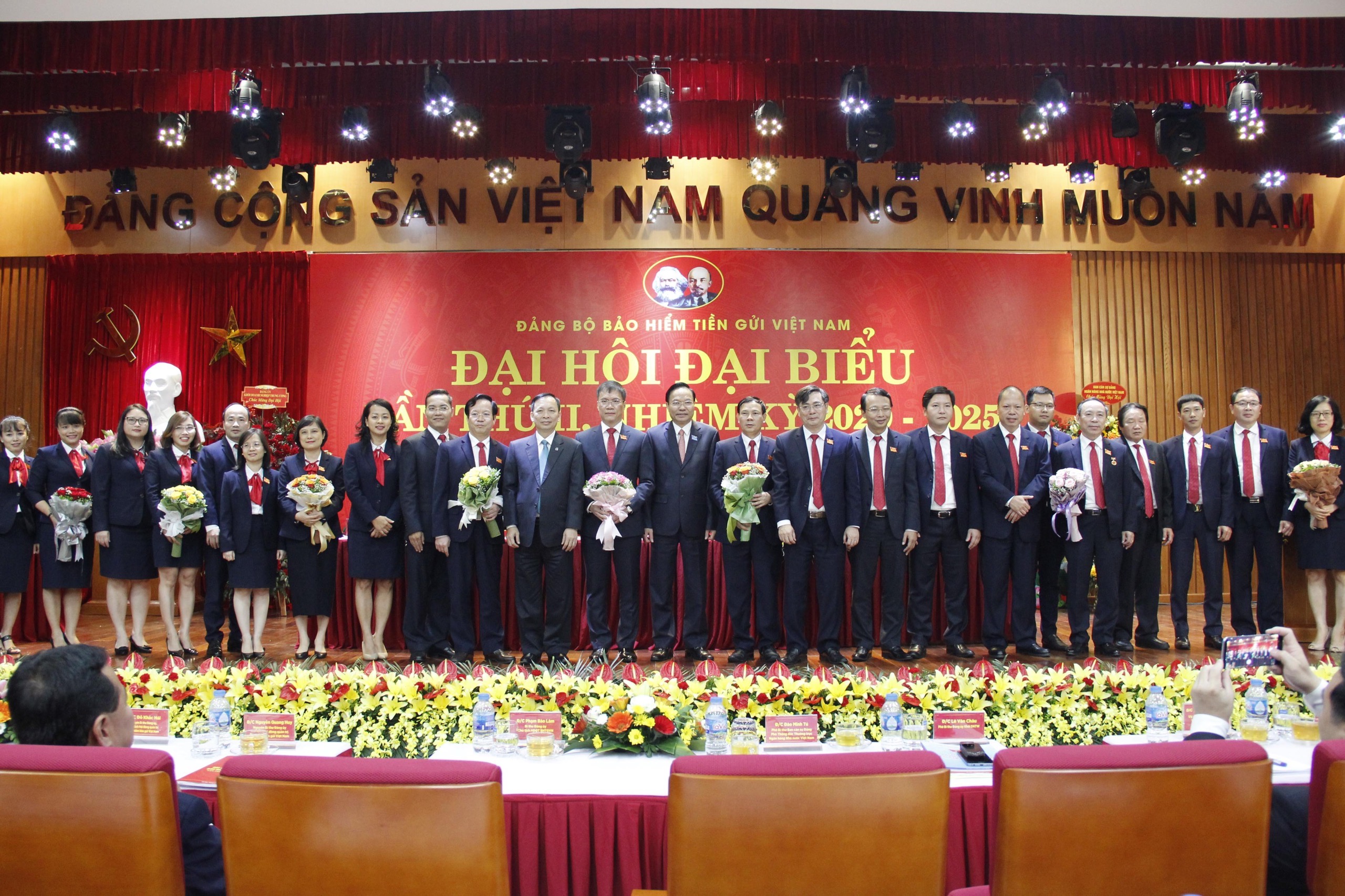 Phó Bí thư Đảng ủy khối Doanh nghiệp Trung ương Lê Văn Châu và Phó Thống đốc Thường trực NHNN Đào Minh Tú tặng hoa chúc mừng Ban Chấp hành Đảng bộ BHTGVN nhiệm kỳ 2020-2025