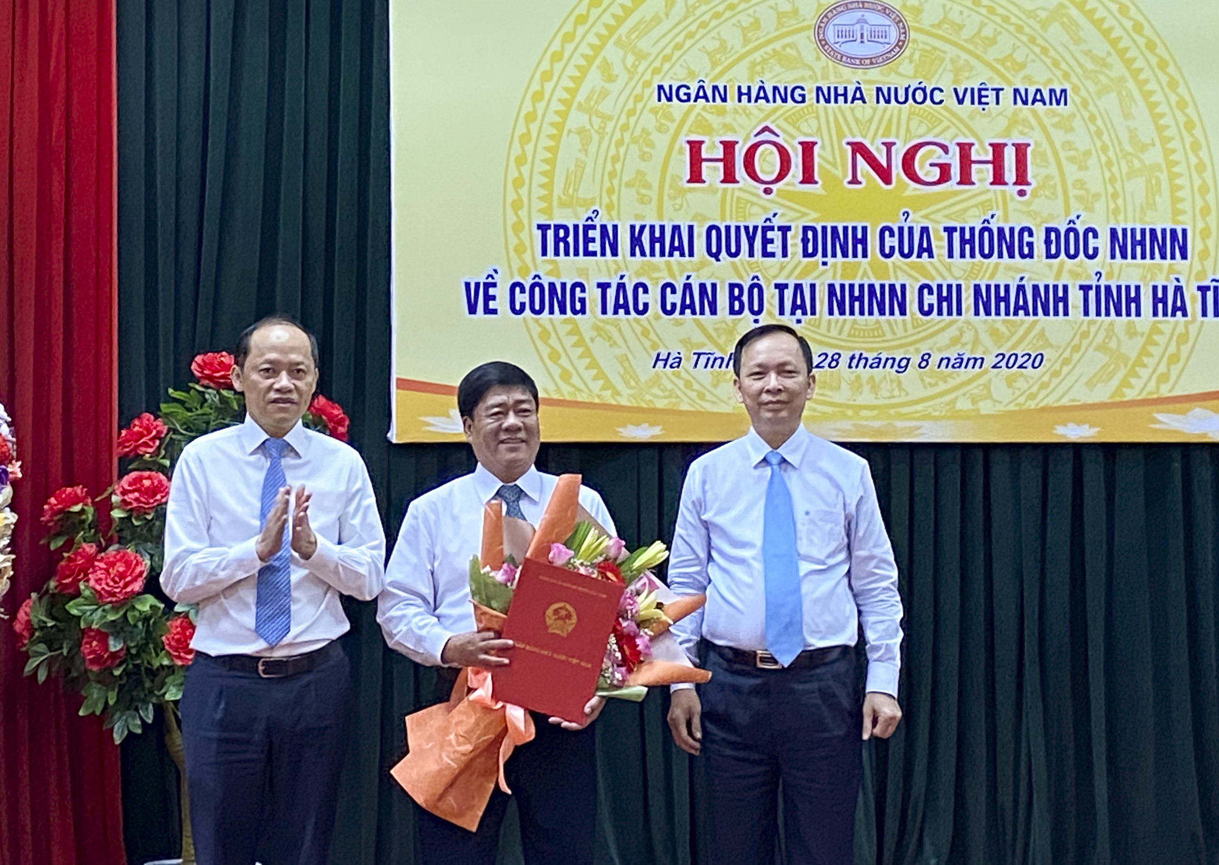 Phó Thống đốc NHNN Đào Minh Tú trao Quyết định giao phụ trách NHNN Chi nhánh tỉnh Hà Tĩnh cho đ/c Trần Hữu Cần
