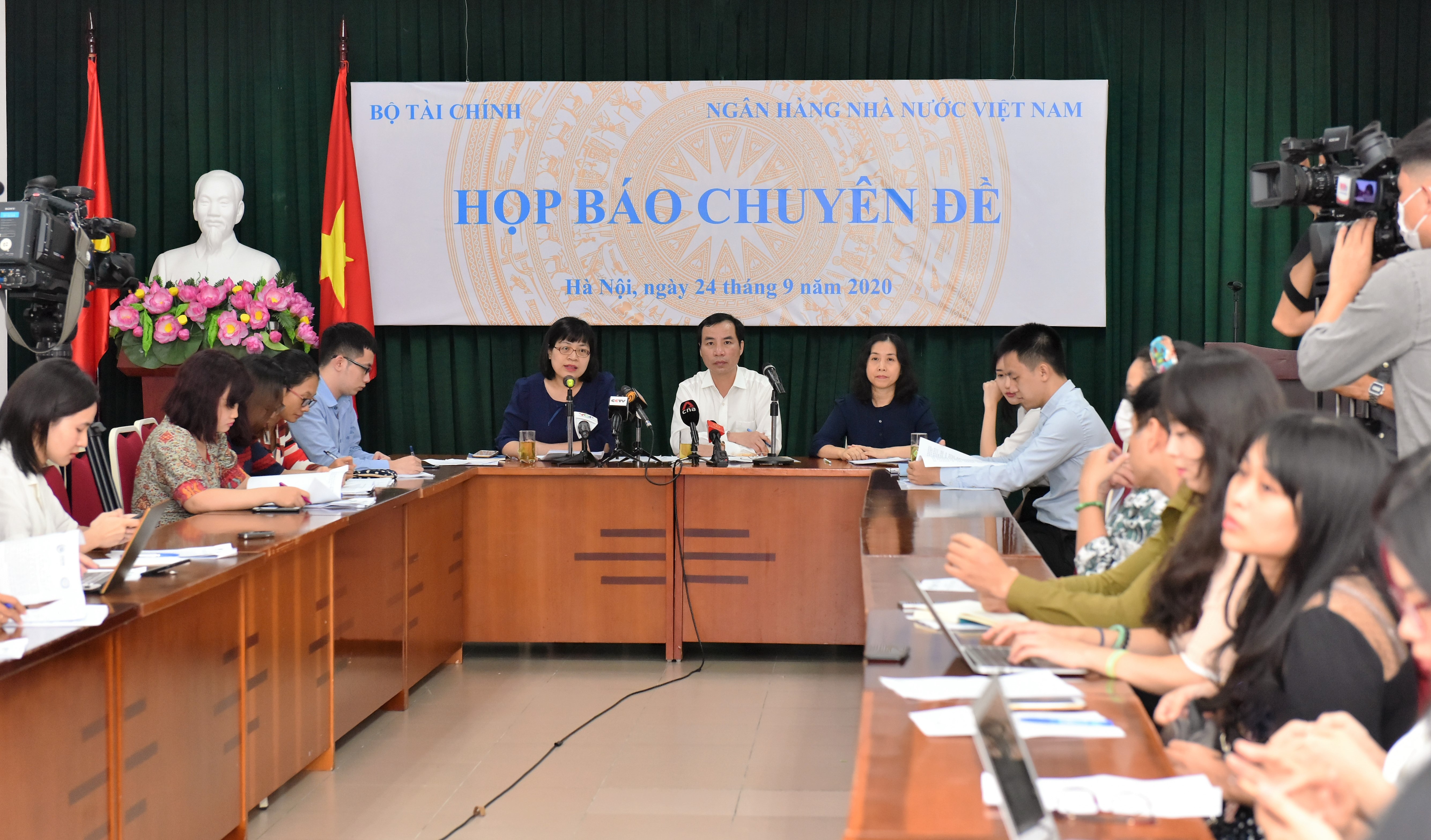Quang cảnh cuộc họp