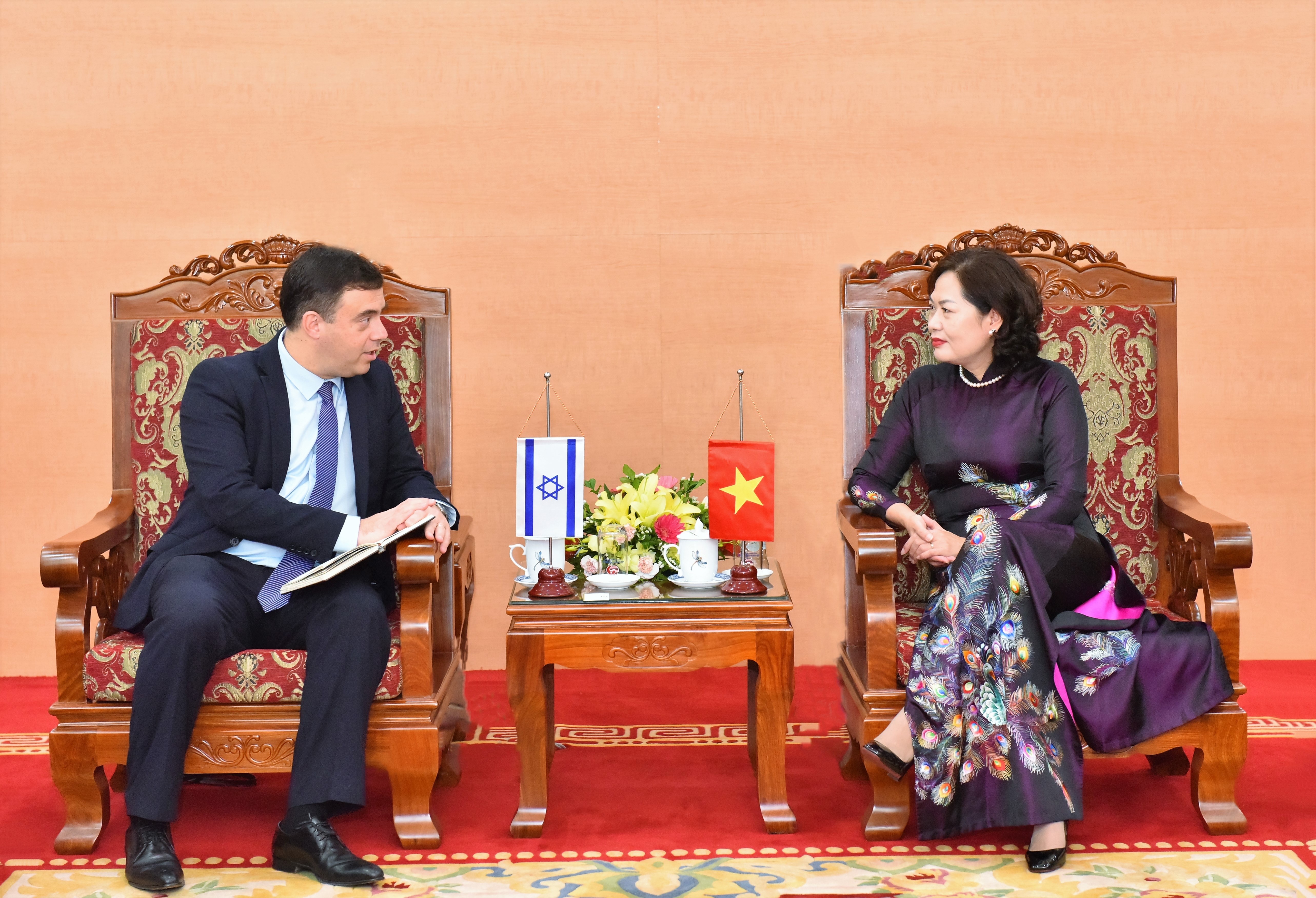 Deputy Governor Nguyen Thi Hong talks with the Ambassador of Israel to Vietnam and Lao PDR