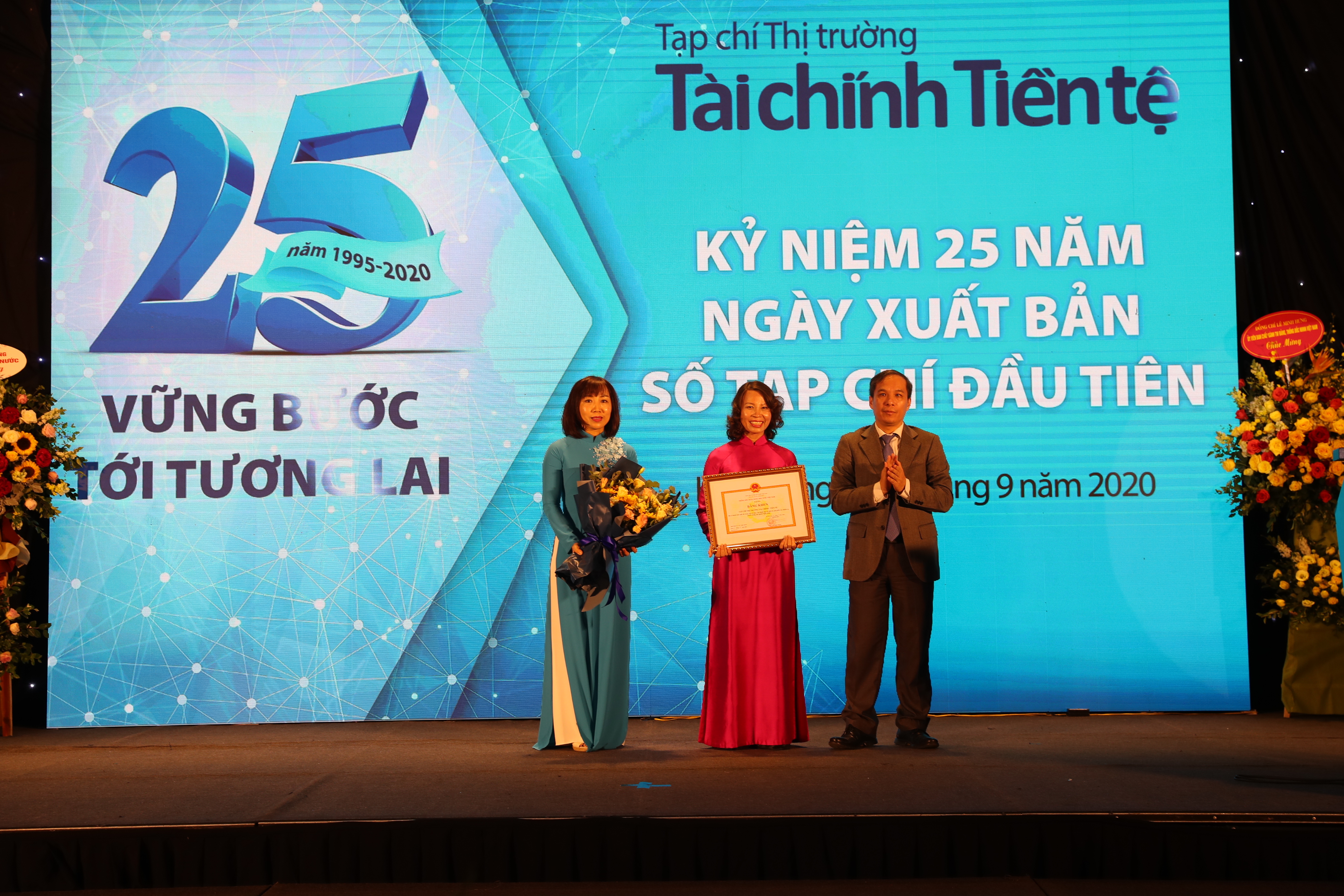 Phó Thống đốc Đoàn Thái Sơn trao tặng Bằng khen Thống đốc cho Tạp chí Thị trường Tài chính - Tiền tệ.