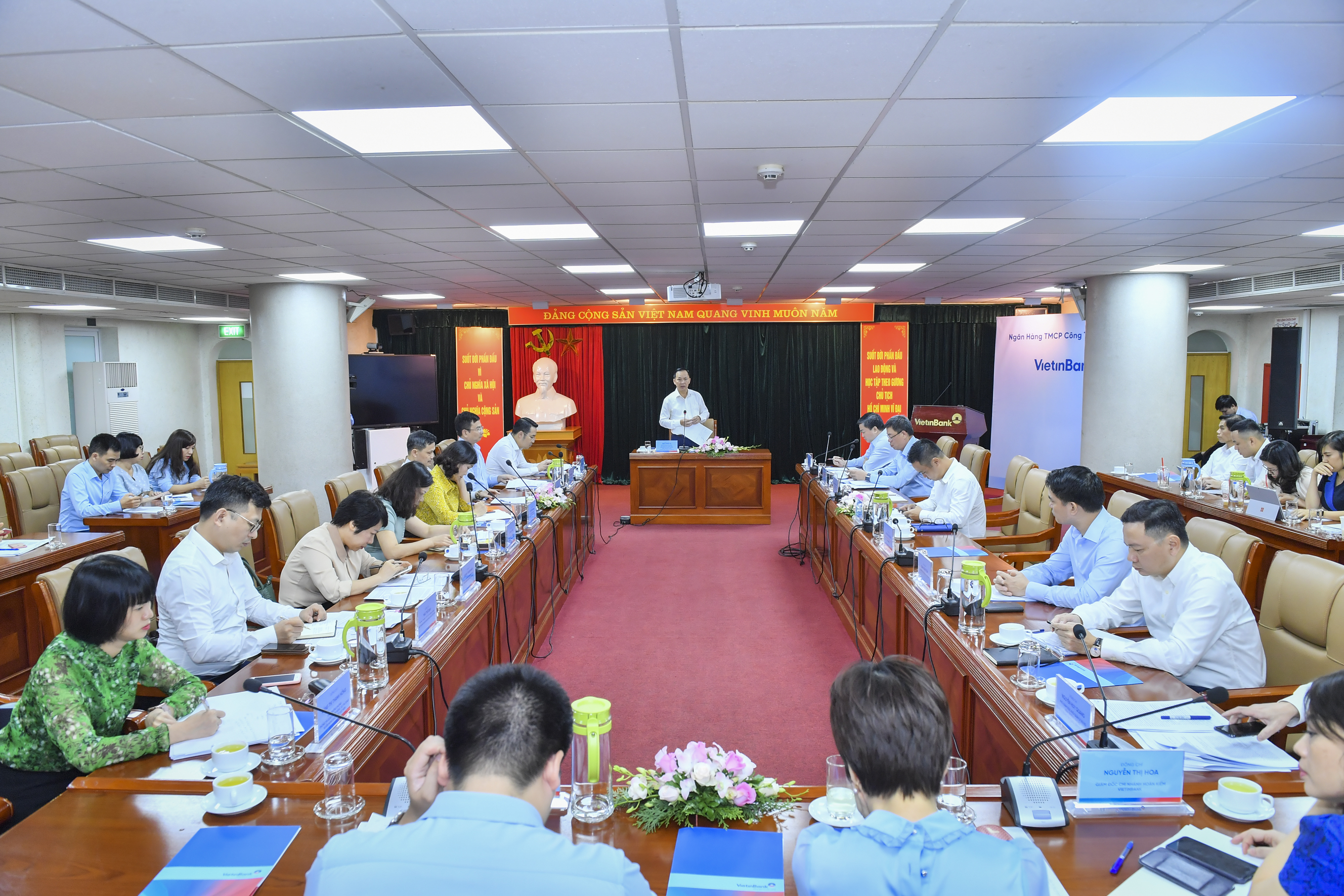 Phó Thống đốc thường trực NHNN Đào Minh Tú chủ trì buổi làm việc