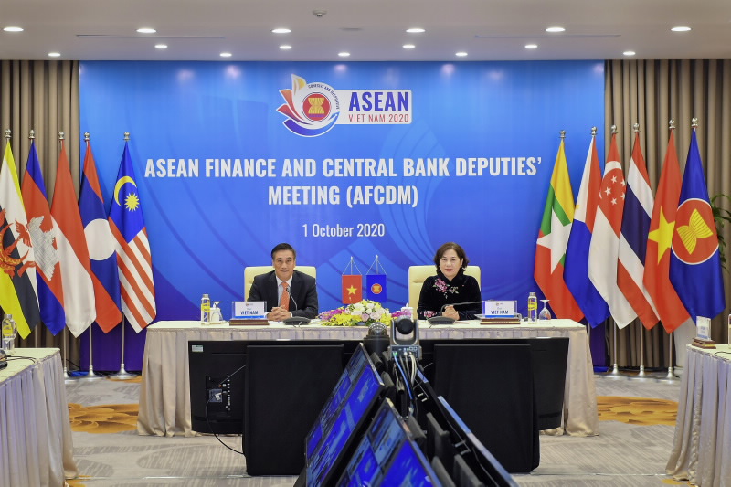 SBV Deputy Governor Nguyen Thi Hong and MOF Vice Minister Tran Xuan Ha co-chair the virtual Meeting