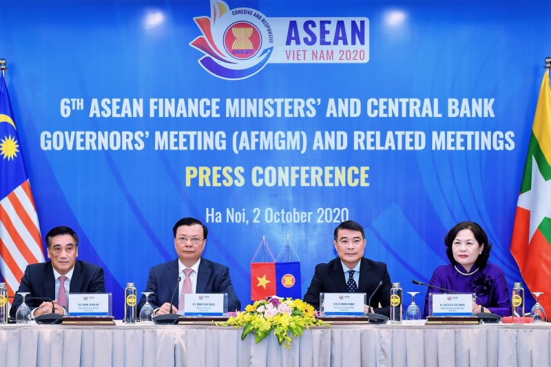 SBV Governor Le Minh Hung (second from right) and MOF Minister Dinh Tien Dzung (second from left) co-chair the press conference after the 6th AFMGM