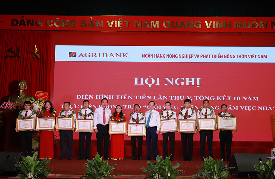 Các đồng chí được trao tặng Huân chương và Bằng khen của Chính phủ vì có thành tích xuất sắc trong phong trào thi đua (Ảnh minh họa: Internet)