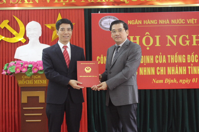 Under the authorization of the SBV Governor, Director General Dang Van Tuyen of the SBV Organisation and Personnel Department handed over the Governor's Appointment Decision to Mr. Dang Van Kim