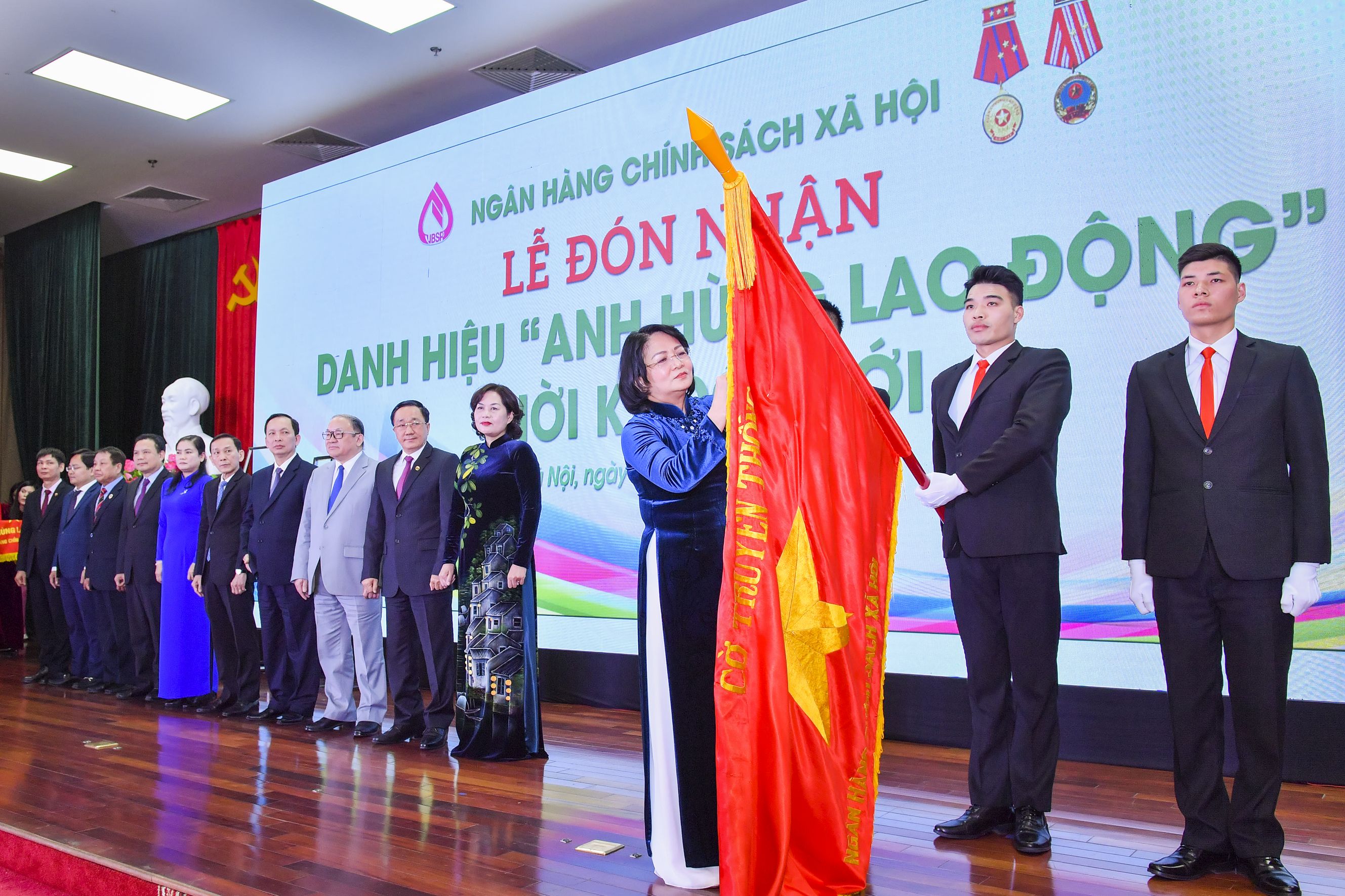 Đồng chí Đặng Thị Ngọc Thịnh, Phó Chủ tịch nước trao tặng Danh hiệu Anh hùng Lao động thời kỳ đổi mới cho tập thể NHCSXH