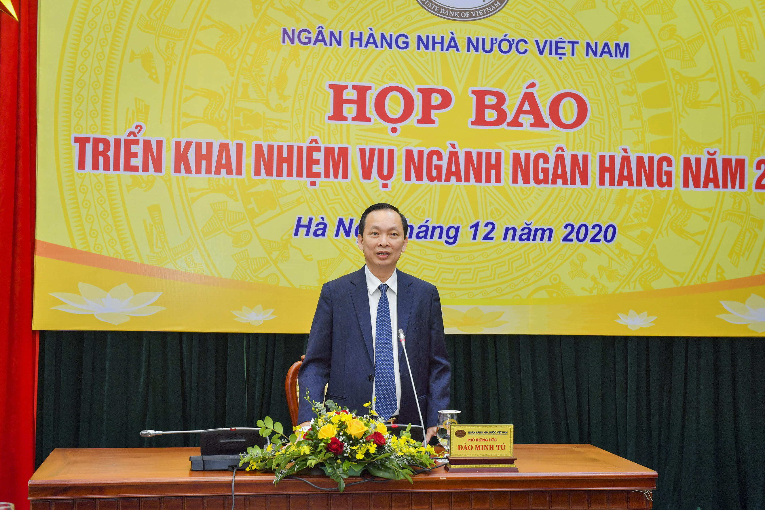 Phó Thống đốc thường trực NHNN Đào Minh Tú chủ trì buổi họp báo