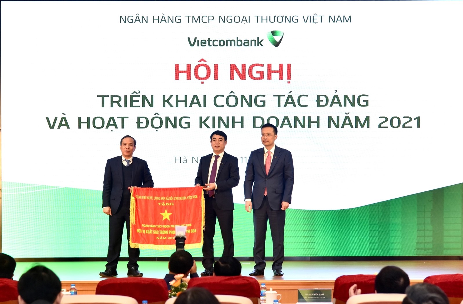 Thừa uỷ quyền Thủ tướng Chính phủ, Phó Thống đốc NHNN Đoàn Thái Sơn trao cờ thi đua cho tập thể Vietcombank