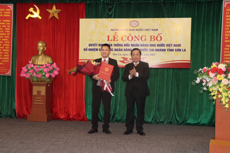 Deputy Governor Nguyen Kim Anh hands over the SBV’s Appointment Decision to Mr. Trinh Cong Van