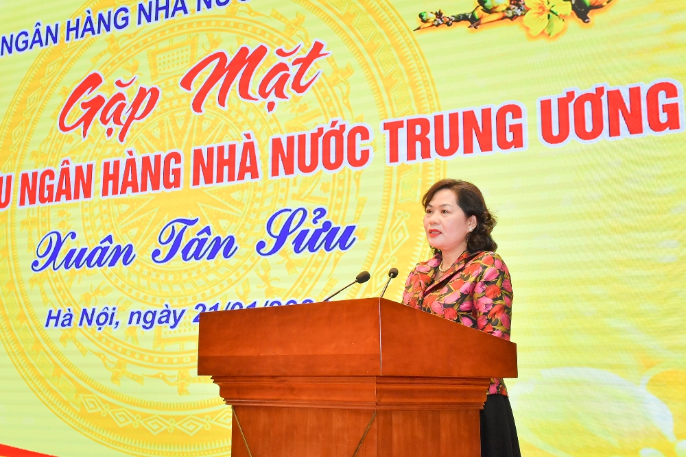 Thống đốc Nguyễn Thị Hồng phát biểu tại buổi gặp mặt