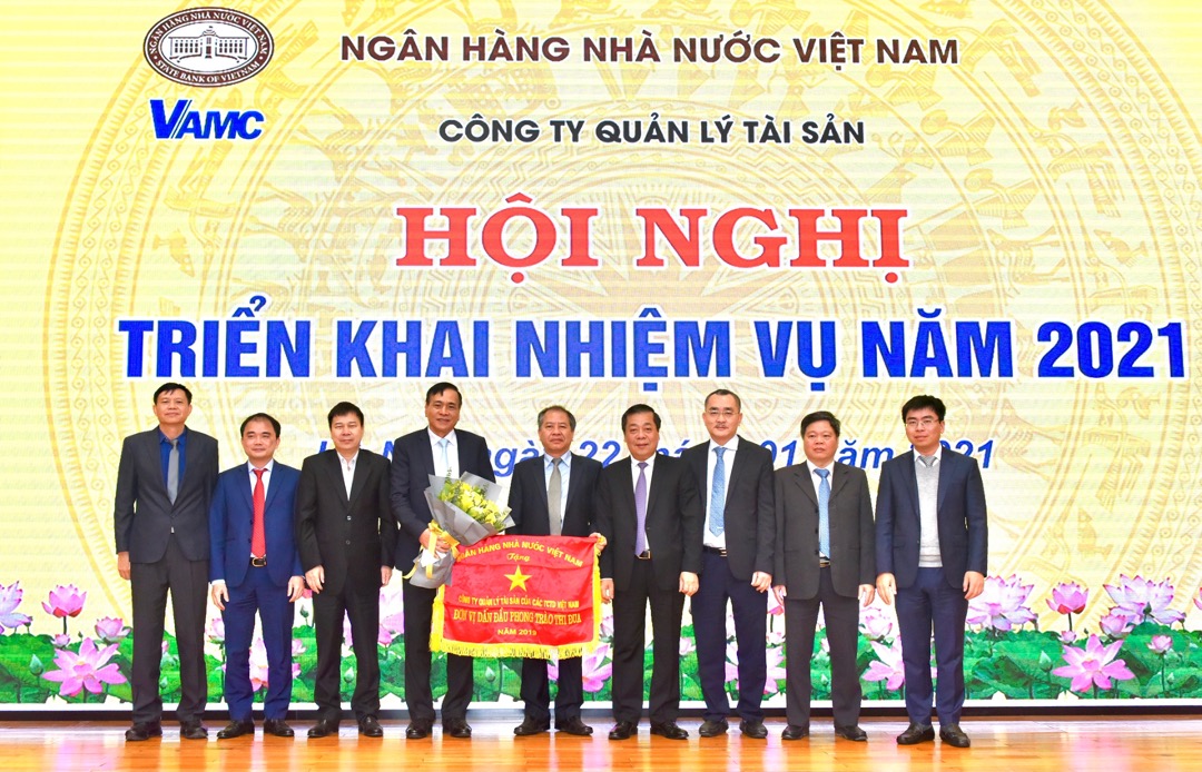 Phó Thống đốc Nguyễn Kim Anh trao cờ thi đua, khen thưởng cho tập thể VAMC