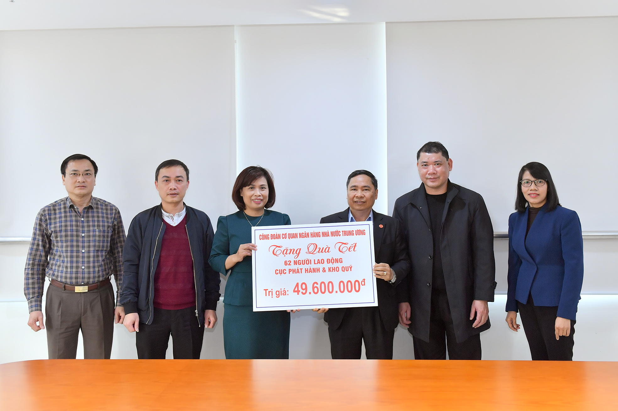 Thăm hỏi, trao quà người lao động trực tiếp nhân dịp Tết Nguyên đán 2021