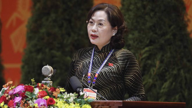 Governor Nguyen Thi Hong makes a discussion note at the National Party Congress