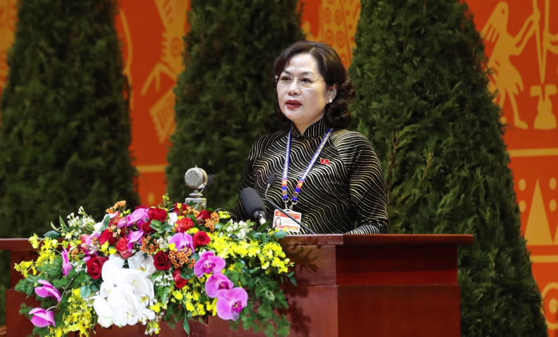 Governor Nguyen Thi Hong makes a discussion note at the National Party Congress