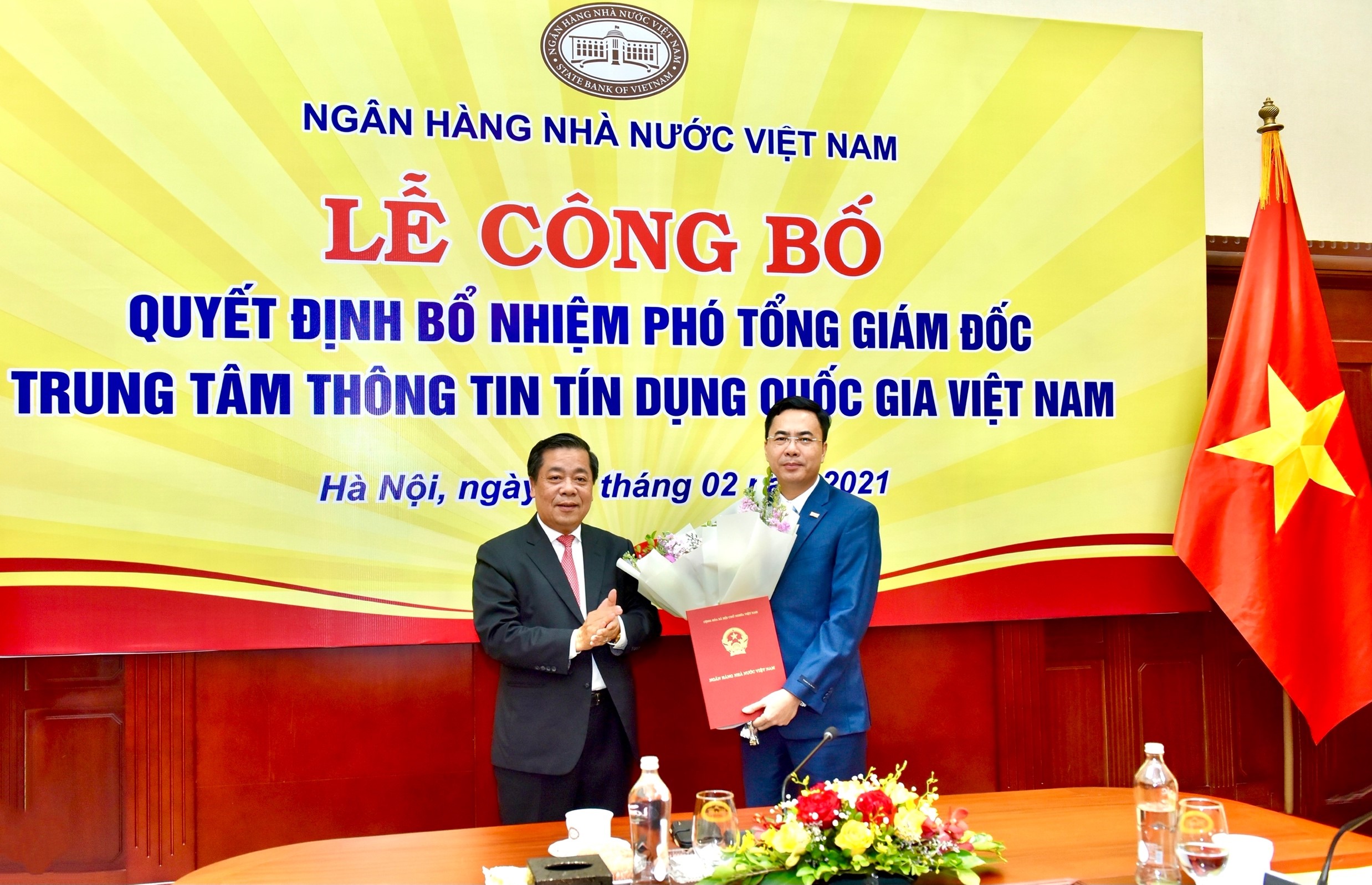 Phó Thống đốc NHNN Nguyễn Kim Anh trao Quyết định bổ nhiệm cho Đ/c Lê Anh Tuấn