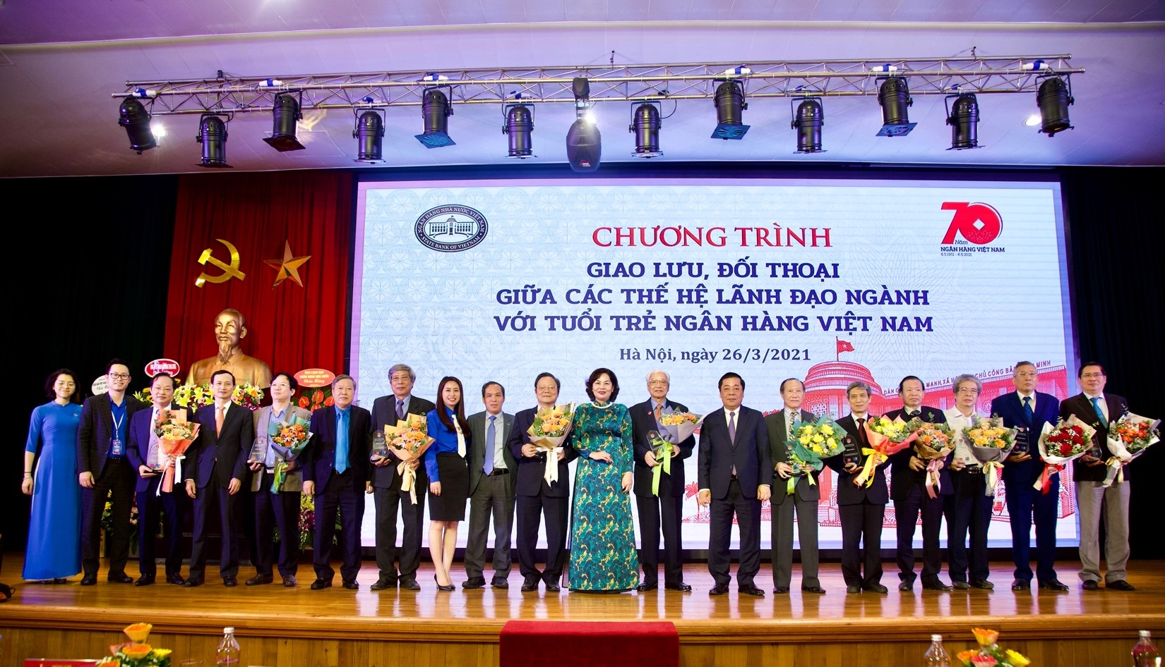 Các đồng chí Ban Lãnh đạo NHNN, Nguyên Lãnh đạo NHNN chụp ảnh lưu niệm cùng các đại biểu
