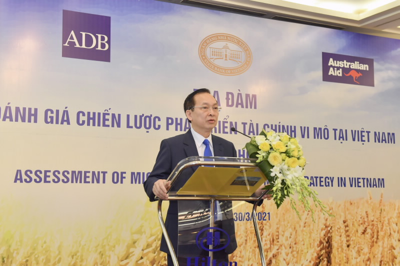 Deputy Governor Dao Minh Tu delivers an opening speech at the workshop