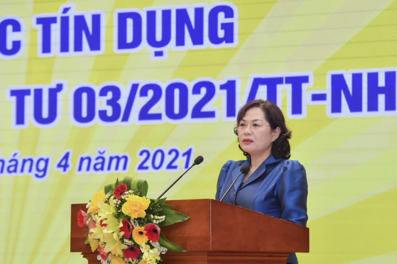 Governor Nguyen Thi Hong delivers her opening speech