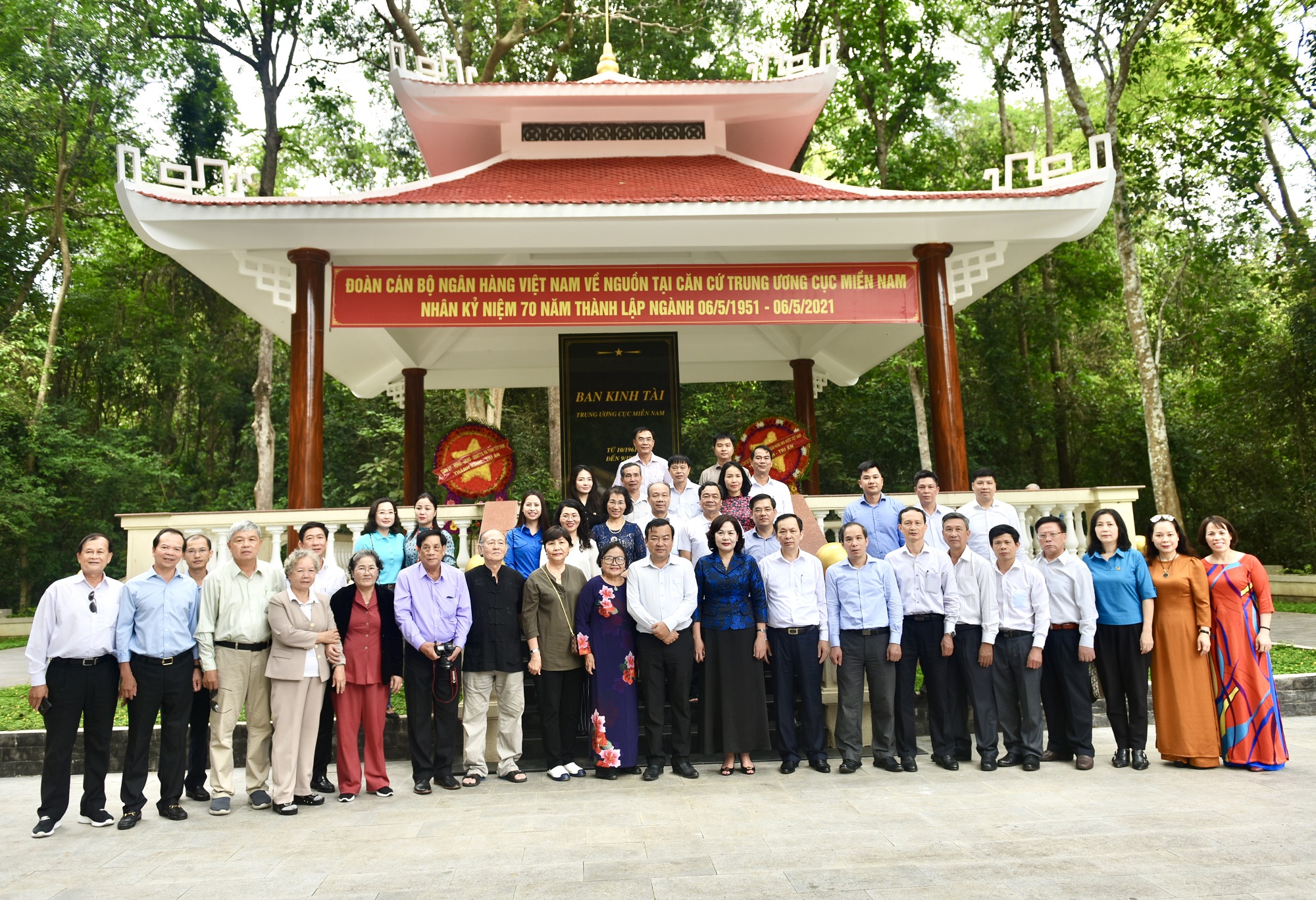 Đoàn cán bộ lãnh đạo, nguyên lãnh đạo NHNN chụp ảnh lưu niệm tại khu di tích Căn cứ Trung ương Cục miền Nam