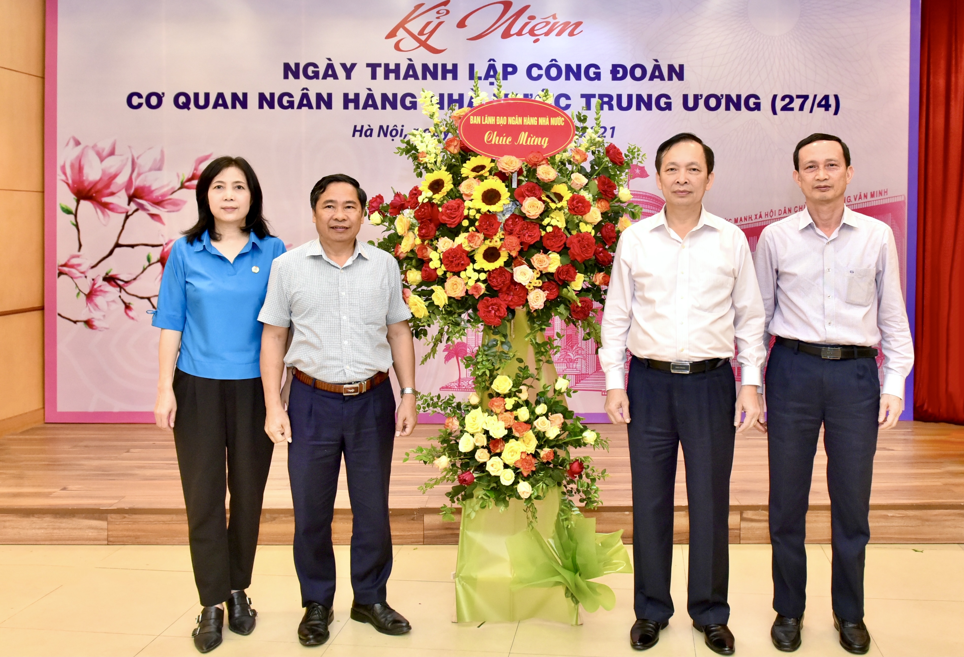 Phó Thống đốc Thường trực NHNN Đào Minh Tú tặng hoa chúc mừng 9 năm ngày thành lập Công đoàn Cơ quan NHNN Trung ương