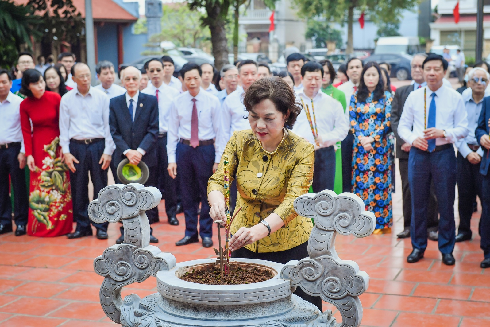 Thống đốc NHNN Nguyễn Thị Hồng dâng hương tại Nhà tưởng niệm cố Phó Chủ tịch Nước Nguyễn Lương Bằng