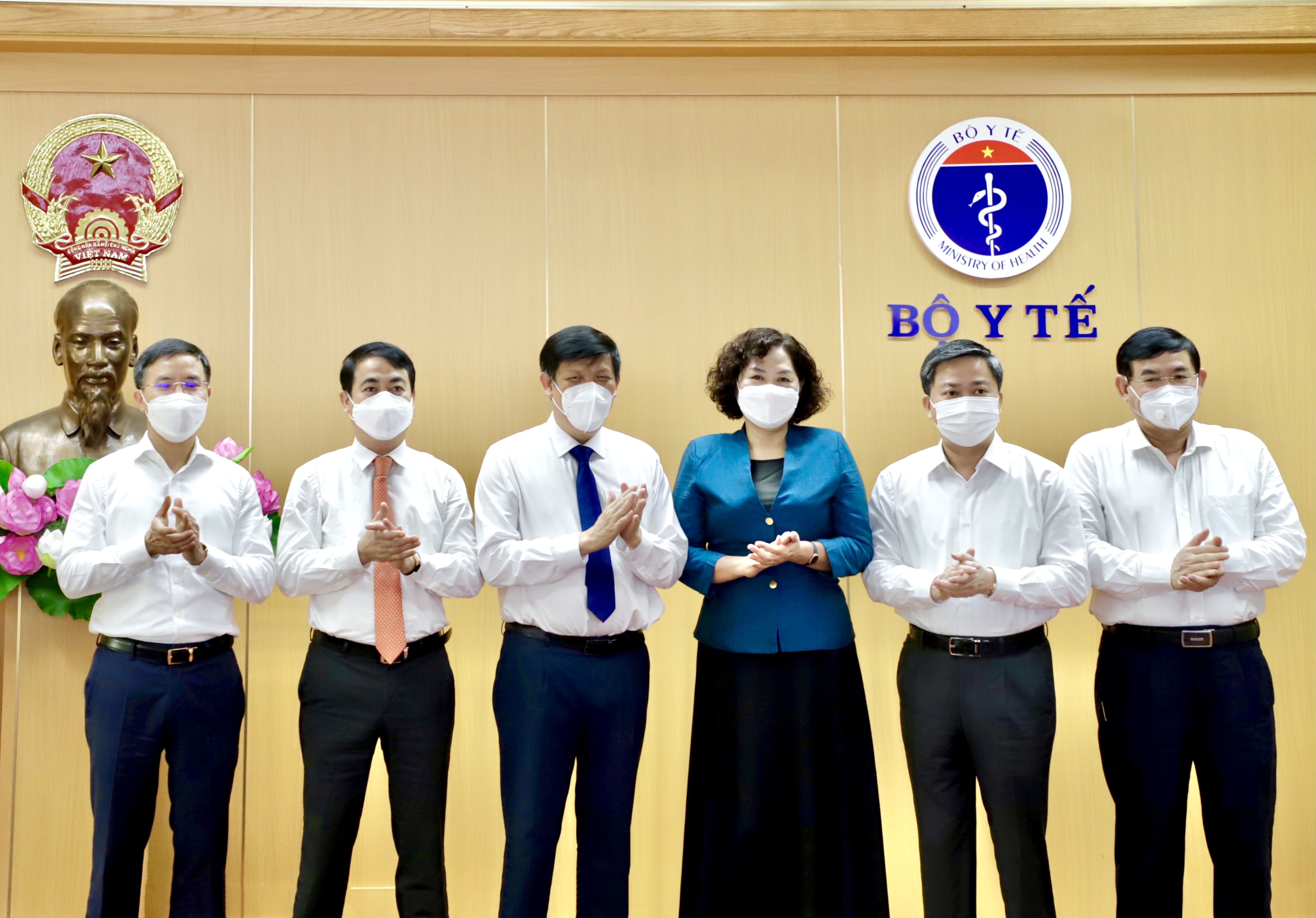 Thống đốc NHNN cùng Bộ trưởng Bộ Y tế chứng kiến buổi Lễ tiếp nhận hỗ trợ mua vắc-xin phòng COVID-19 của ngành Ngân hàng
