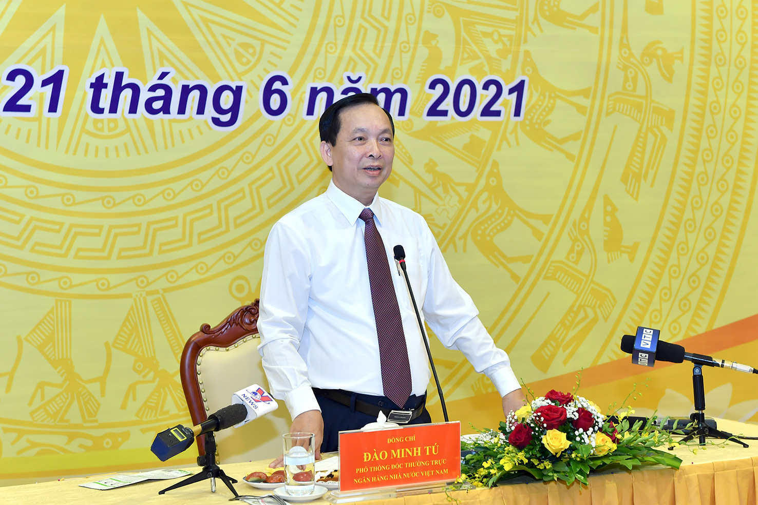 Phó Thống đốc Thường trực NHNN Đào Minh Tú chủ trì buổi họp báo