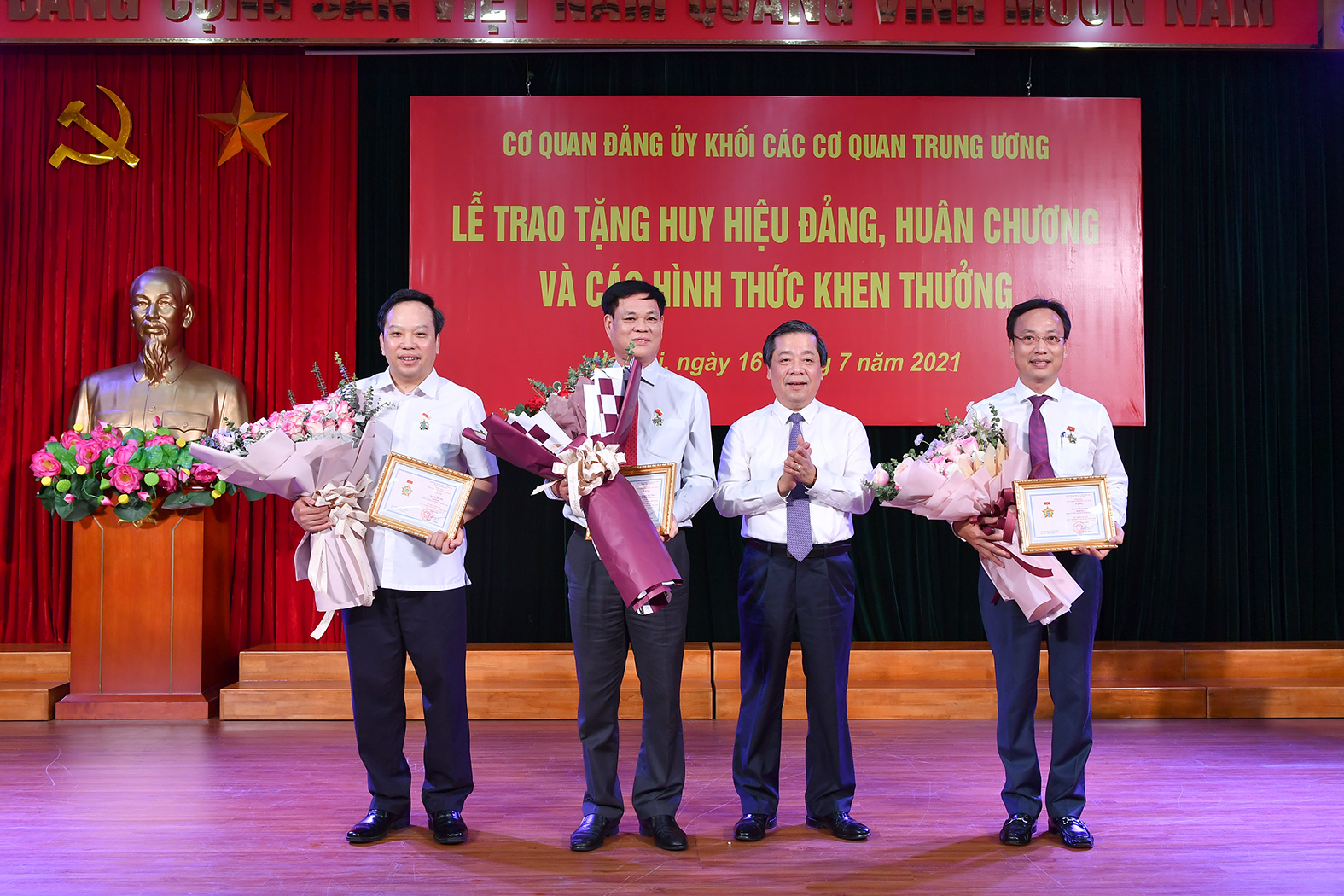 Phó Thống đốc Nguyễn Kim Anh trao tặng Kỷ niệm chương “Vì sự nghiệp Ngân hàng Việt Nam”