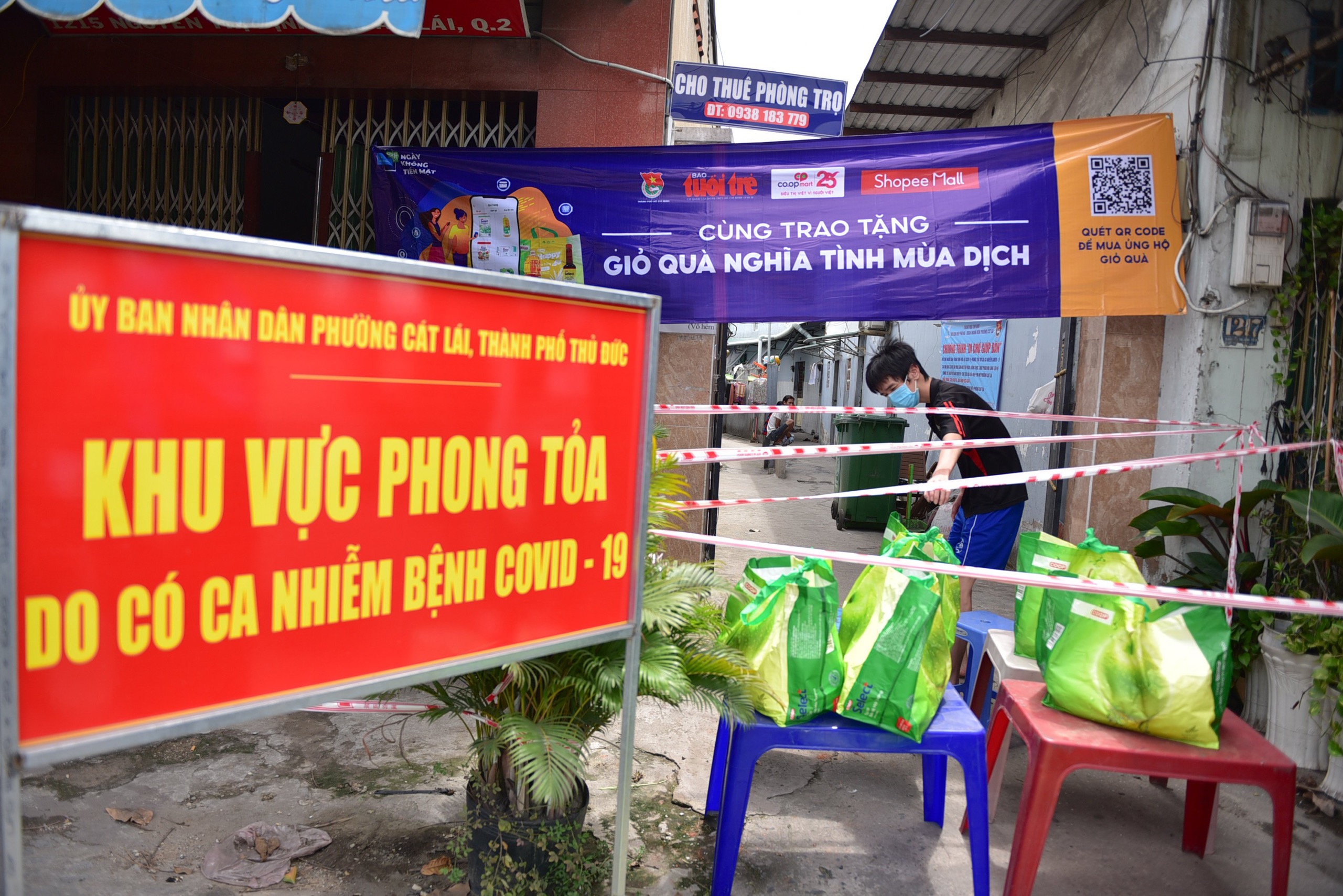 Chương trình tặng giỏ quà nghĩa tình mùa dịch cho người dân trong khu phong tỏa