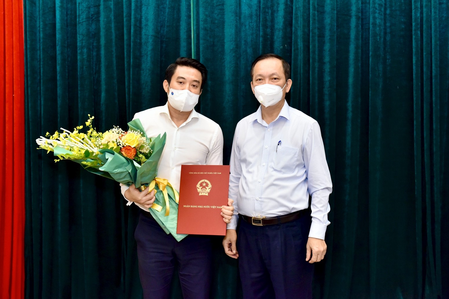 Phó Thống đốc Thường trực NHNN Đào Minh Tú chúc mừng ông Trần Anh Tuấn