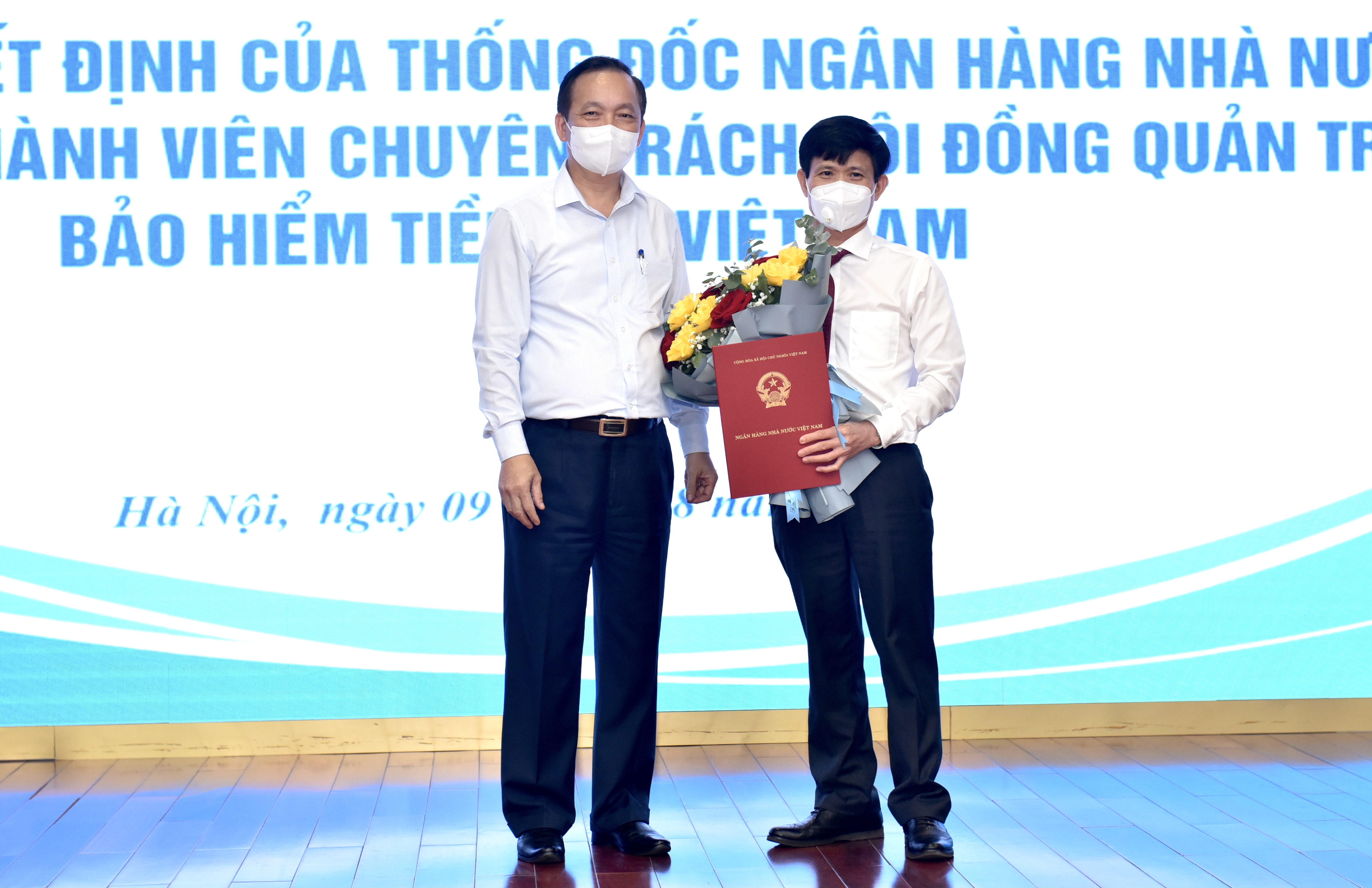 Phó Thống đốc thường trực Đào Minh Tú trao Quyết định bổ nhiệm và điều động cho ông Đặng Văn Tới