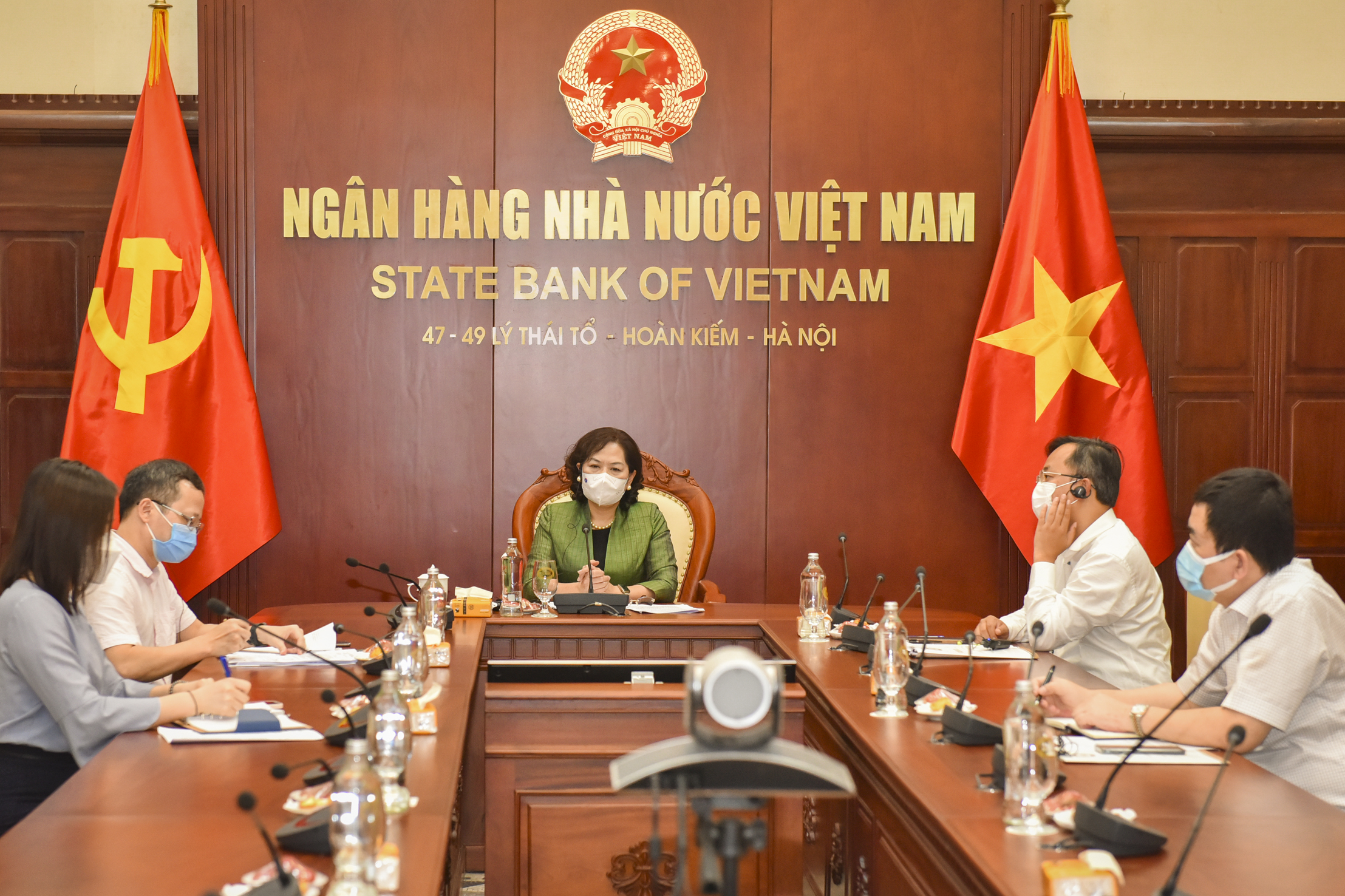 Thống đốc NHNN Nguyễn Thị Hồng điện đàm với Phó Chủ tịch ADB
