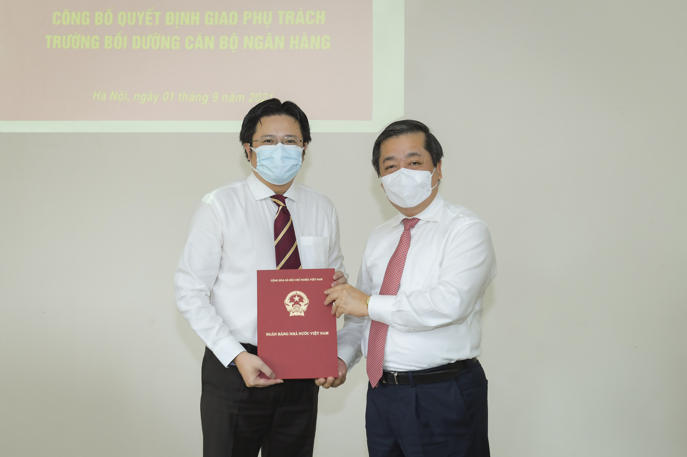 Phó Thống đốc Nguyễn Kim Anh trao Quyết định cho ông Hoàng Linh