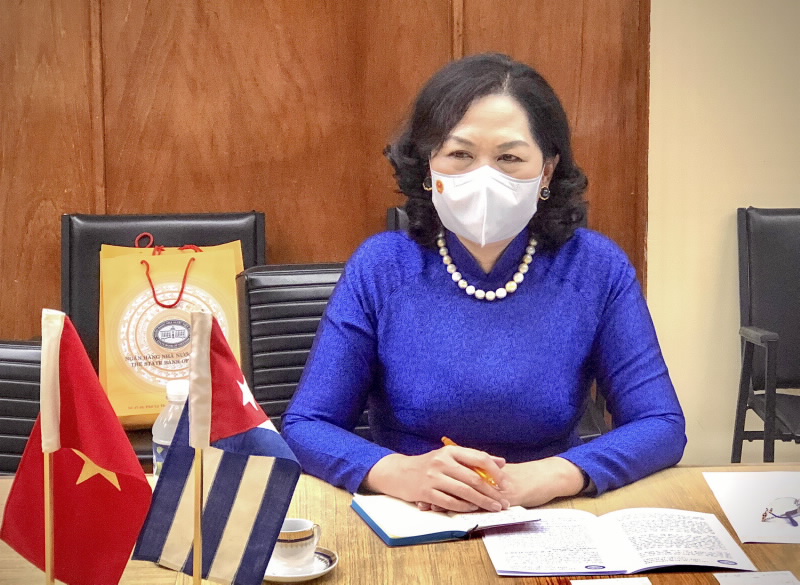 Governor Nguyen Thi Hong at the meeting