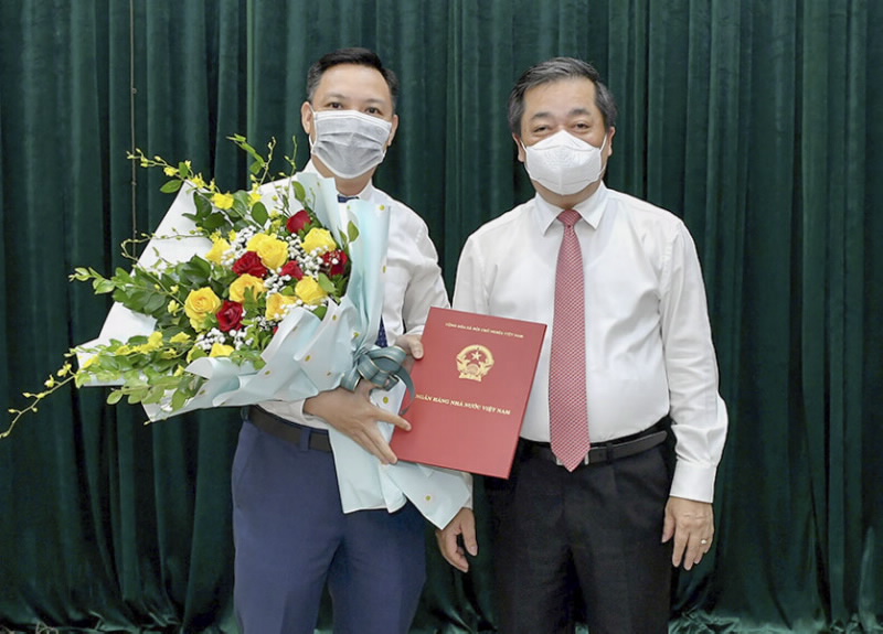 Deputy Governor Nguyen Kim Anh hands over SBV Governor’s Appointment Decision to Mr. Nguyen Anh Tuan