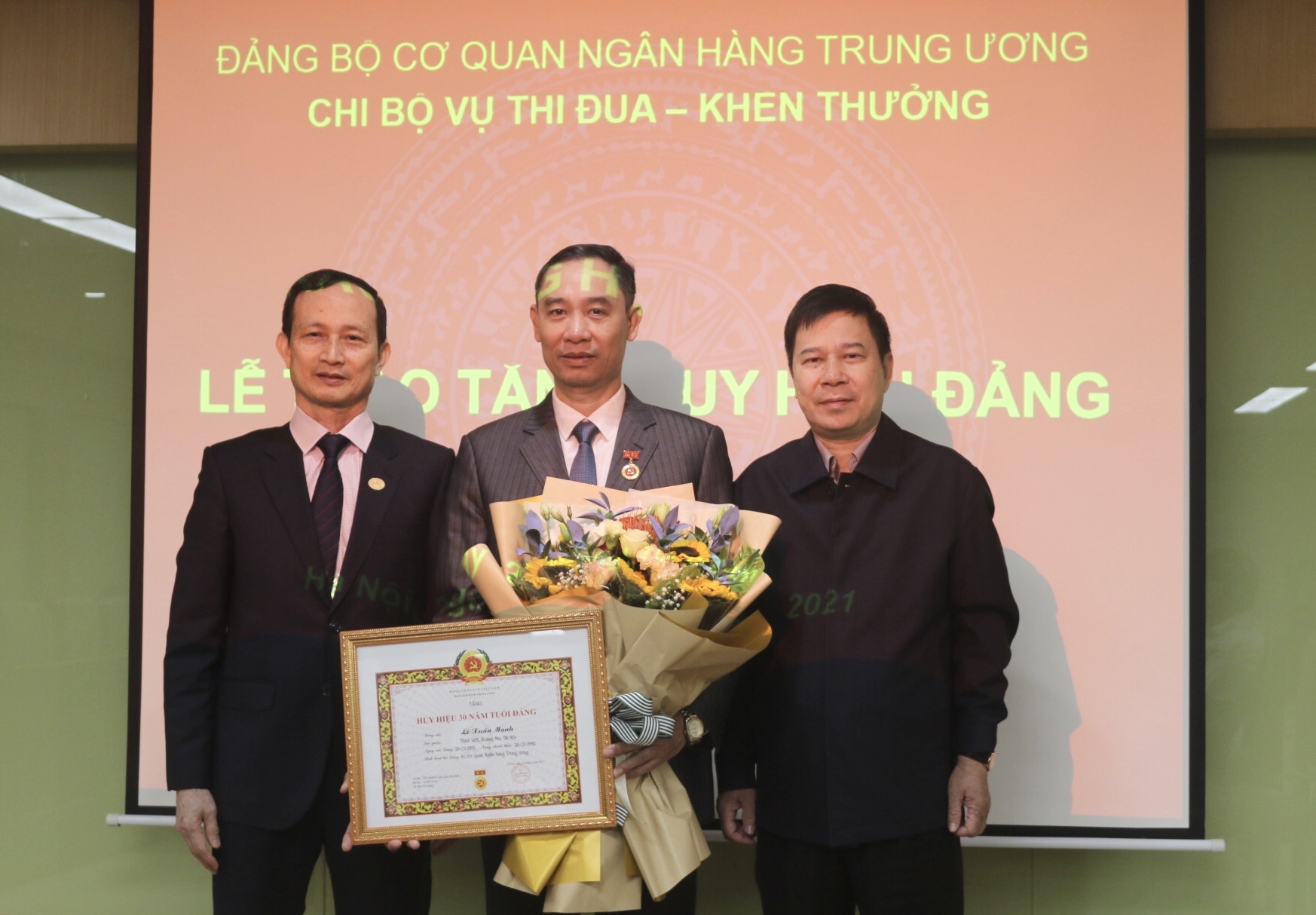 Đ/c Trần Việt Bắc và đ/c Tạ Quốc Hùng trao tặng Huy hiệu 30 năm tuổi Đảng cho đ/c Lê Xuân Mạnh.