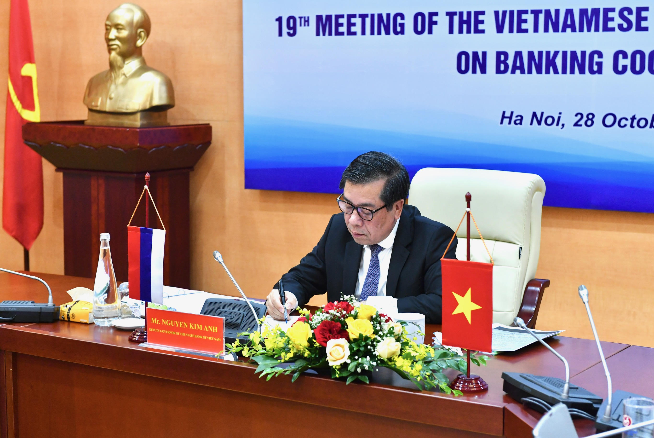 Phó Thống đốc Nguyễn Kim Anh ký Bản ghi nhớ về hợp tác trong lĩnh vực đào tạo nguồn nhân lực giữa NHNN và NHTW Nga.