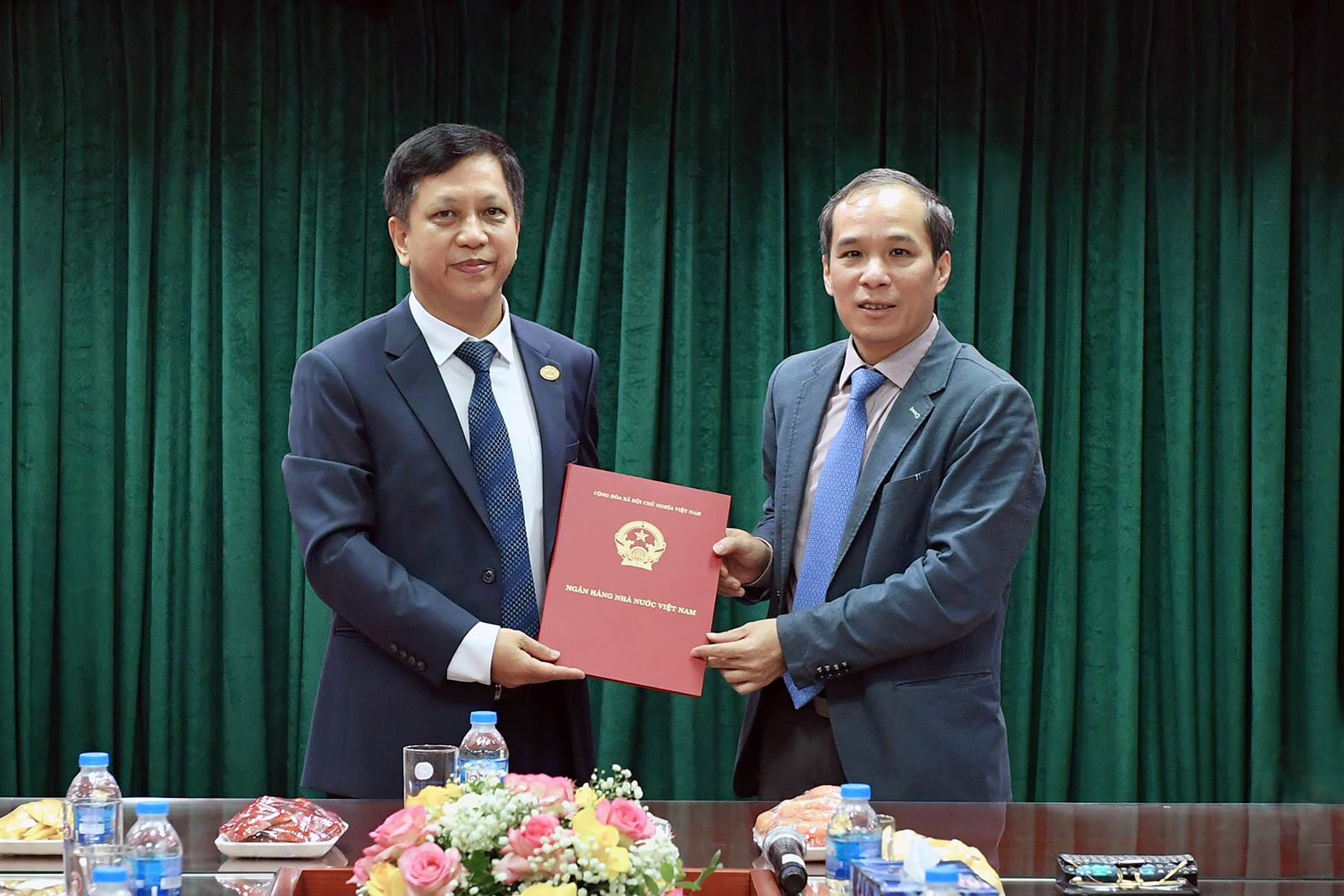 Phó Thống đốc Đoàn Thái Sơn trao quyết định bổ nhiệm