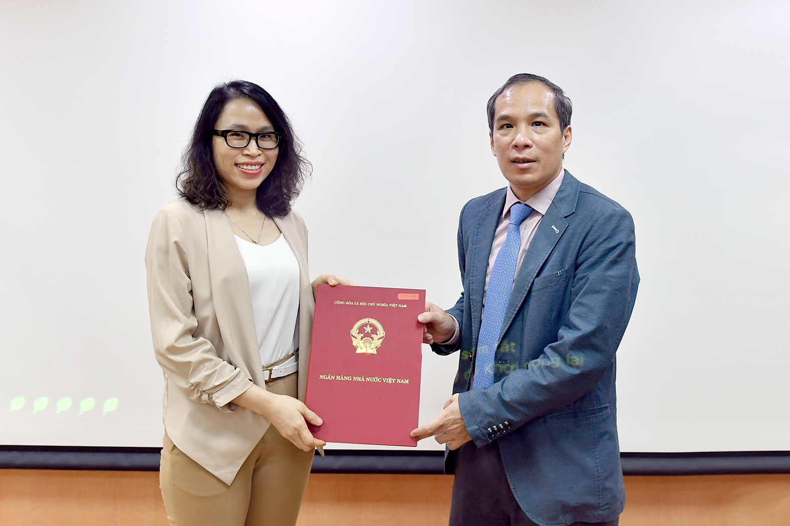 Phó Thống đốc Đoàn Thái Sơn trao quyết định bổ nhiệm