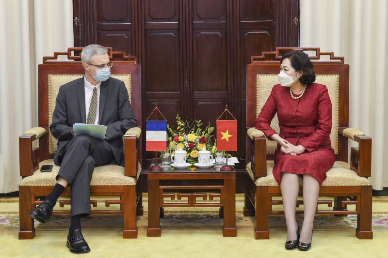 Governor Nguyen Thi Hong meets French Ambassador to Vietnam