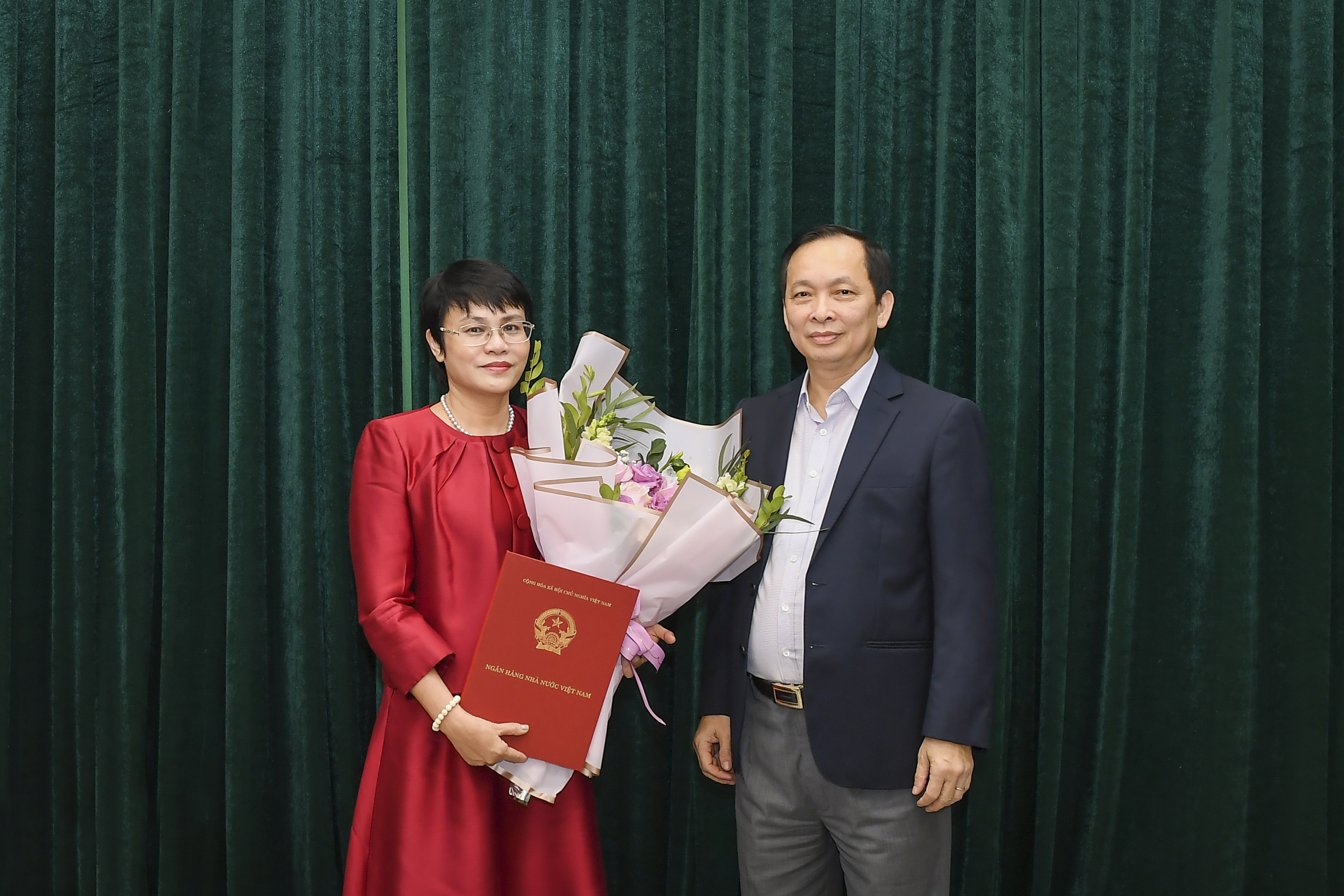 Phó Thống đốc Thường trực Đào Minh Tú trao Quyết định bổ nhiệm Đ/c Nguyễn Hồng Vân - Vụ trưởng Vụ Tài chính - Kế toán